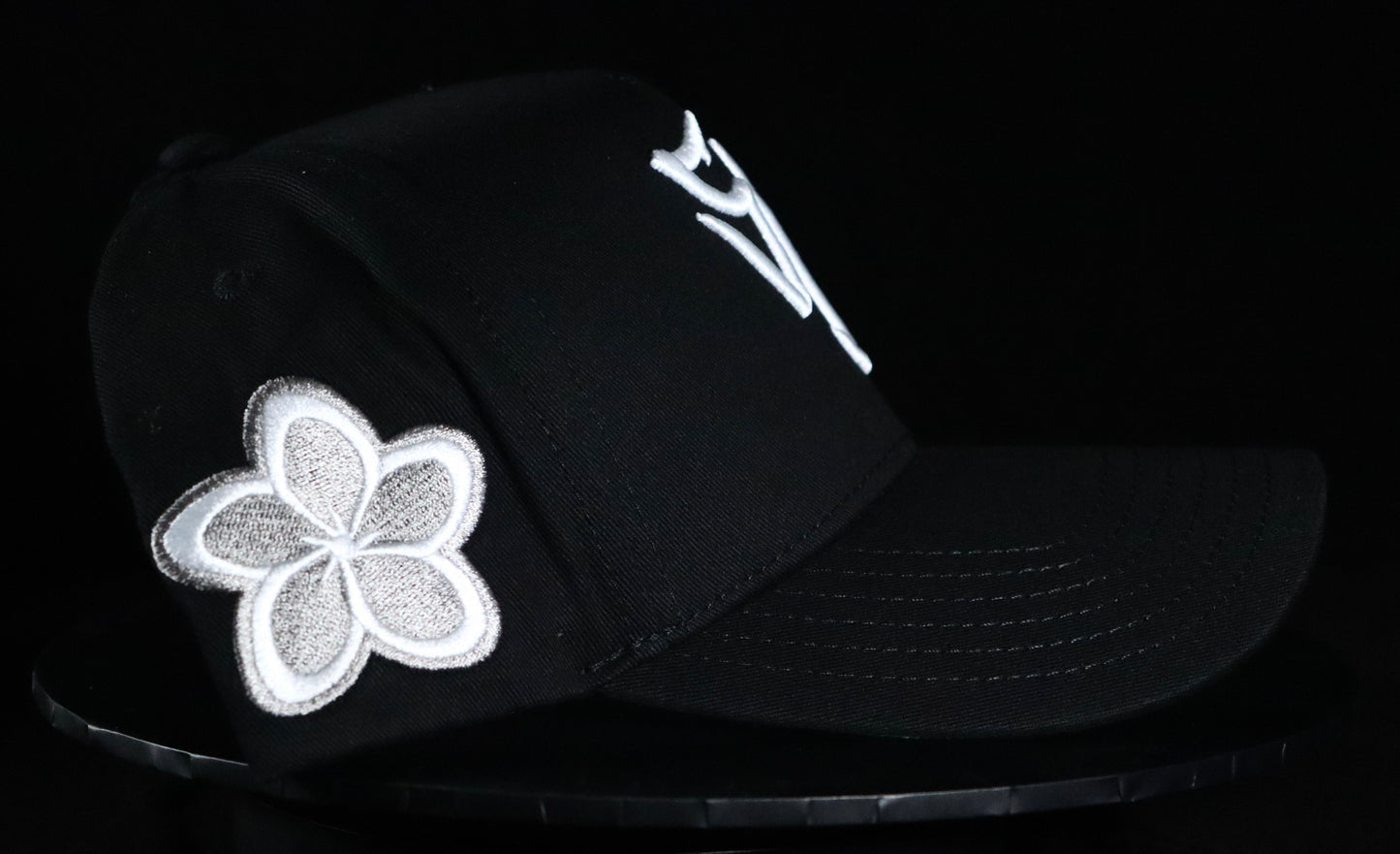 SD BLACK/WHITE FRANGIPANI SNAPBACK